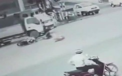 Video: Kinh hoàng khoảnh khắc xe máy vượt đèn đỏ gây tai nạn liên hoàn