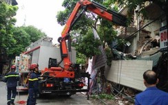 Sập nhà 2 tầng trên phố Hàng Bông, xe xúc tìm kiếm người nghi mắc kẹt
