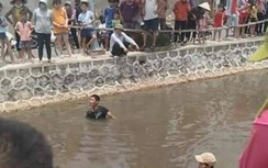 Đi xe đạp ngã xuống sông, hai bé trai chết đuối thương tâm