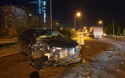 Hà Nội: Ô tô 5 chỗ biến dạng sau cú đâm xe tải trên đại lộ Thăng Long