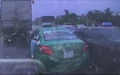 Video: Lại một xe 4 chỗ phóng như "hóa điên" đâm người dừng chờ đèn đỏ