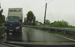 Video: Bức xúc cảnh xe tải trốn vé, đi ngược chiều trên cầu Việt Trì cũ