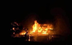 Tuyên Quang: Ngọn lửa bất ngờ bốc cháy, thiêu rụi nhà hàng trên sông Lô