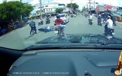 Video: Hạ gục cặp đôi trên xe máy, nữ 'ninja' mặt lạnh như tiền bỏ đi