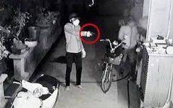Video: Choáng váng cảnh 4 tên trộm rút súng uy hiếp chủ nhà giữa đêm