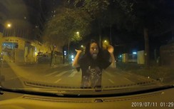 Video: Nửa đêm "hot girl" bất ngờ lao ra đường, đập đầu vào ô tô đòi tự tử