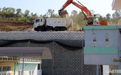 Tháo dỡ bức tường "khổng lồ" sắp sập vào nhà dân tại Nha Trang