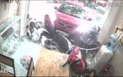 Video: Hú vía cảnh ô tô "nổi điên" san phẳng cửa hàng điện thoại