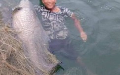 Ngư dân hồ Thác Bà bắt được cá trắm đen "khủng" 42kg