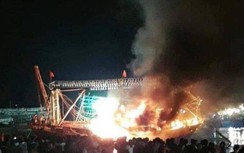 Tàu cá bất ngờ bốc cháy, hàng trăm người tìm cách dập lửa