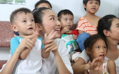 Thoát vẻ lộng lẫy, người đẹp Miss World Vietnam lăn xả làm thiện nguyện