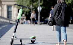 Người đi xe e-scooter có thể phải kiểm tra nồng độ cồn