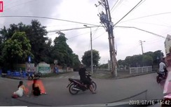 Video: Nam thanh niên đi xe máy ẩu, suýt "hại đời" 2 bạn gái xinh đẹp