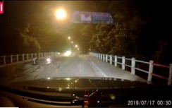 Video: Nhiều xe tải xả trộm bùn thải cực nguy hiểm trên cầu Mai Lĩnh
