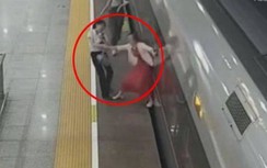 Video: Sợ lỡ chuyến, người phụ nữ quyết dùng chân chặn tàu cao tốc
