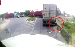 Video: Dừng đỗ ở khúc cua điểm mù xe tải, cô gái suýt mất mạng