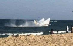 Video: Máy bay bất ngờ lao xuống biển trước mặt đông du khách