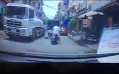 Video: Thót tim trước cảnh cháu nhỏ đạp xe lao thẳng vào bánh xe bồn