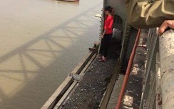 Video: Hú vía cảnh cứu người tự tử như phim hành động tại cầu Hồ, Bắc Ninh