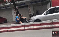 Video: Lao vào làn đường ngược chiều, nữ tài xe máy định "cân" luôn ô tô