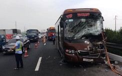 Tai nạn trên cao tốc Pháp Vân-Cầu Giẽ: Cảnh sát phá cửa cứu 4 người mắc kẹt