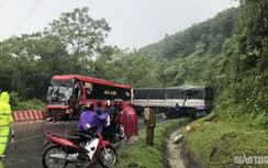 Ô tô khách gặp tai nạn ở Hòa Bình, tài xế trọng thương mắc kẹt trong ca bin