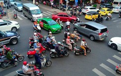 Cận cảnh ô tô, xe máy thi nhau vượt đèn đỏ ở Đà Nẵng