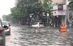 Video: Đường Hà Nội "biến thành sông", giao thông rối loạn sau cơn mưa lớn