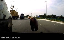 Video: Bị xe container vặn gẫy "tai", tài xế xe con cảm ơn trời đất rối rít