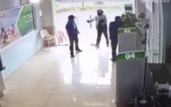Video: Bảo vệ ngân hàng tại Thanh Hóa dũng cảm ngăn tên cướp có súng