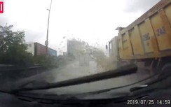 Video: Đi gần xe tải, tài xế ô tô con suýt mất mạng vì thần chết "bịt mắt"