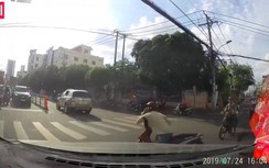 Video: Pha bi hài quay mòng mòng vì nghe điện thoại giữa đường