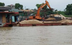 Tàu thuyền thi nhau chất hàng quá tải trên sông Lô