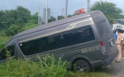 Ôtô chở công nhân tông xe limousine xuống ruộng, nhiều người bị thương