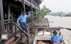 Nguy hiểm hàng loạt nhà hàng nổi vô chủ trên sông Hồng