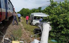 Ô tô 16 chỗ "tranh đường" tàu hỏa ở Bình Thuận, 3 người tử vong