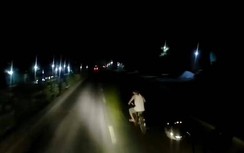 Video: Người đàn ông đi xe đạp "quyết tử" đấu với xe container
