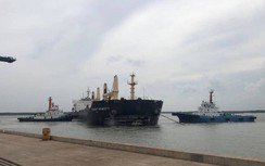 Tàu chở than Hồng Kông đâm vào cầu cảng SSIT rồi va chạm tiếp với sà lan