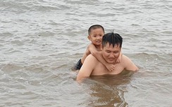 Du khách vẫn vô tư tắm biển ở Quảng Ninh trước giờ bão đổ bộ