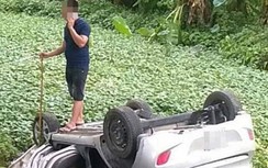 Video: Tài xế taxi gặp nạn chết kẹt dưới mương nước