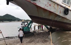 Quảng Ninh: Trên đường đi tránh bão số 3, tàu cao tốc lao thẳng lên bờ