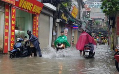 Hà Nội: Mưa lớn kéo dài, phương tiện “bơi” trên nhiều tuyến đường