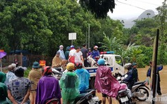 CSGT Hòa Bình đội mưa giúp người dân chuyển xe máy qua đoạn đường ngập úng
