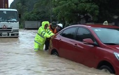 Video: Những CSGT không nề hà giúp dân khi khó khăn, hoạn nạn