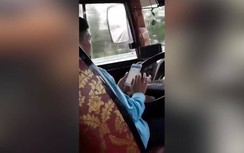 Video: Tài xế xe khách "dán mắt" vào facebook khi chạy trên cao tốc