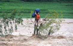 Cứu người ở Na Mèo: Cứu hộ đâu, sao để dân mạo hiểm bơi giữa dòng nước lũ?