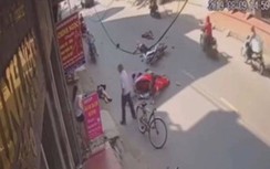 Video: Hai 2 xe máy đấu đầu cực mạnh khiến 4 người bị thương nặng