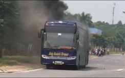 Video: Xe khách "5 sao" bốc cháy ngùn ngụt tại cầu Đông Trù, Hà Nội