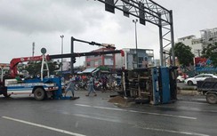 Tránh xe máy qua đường, ô tô tải "phơi bụng" trên đại lộ Phạm Văn Đồng