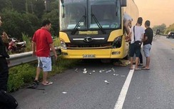 Băng qua cao tốc Nội Bài - Lào Cai, người phụ nữ bị xe khách đâm tử vong